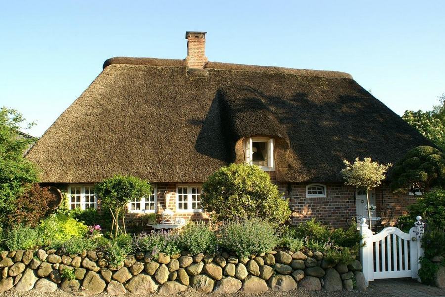 Pros and Cons of Having a Thatched House